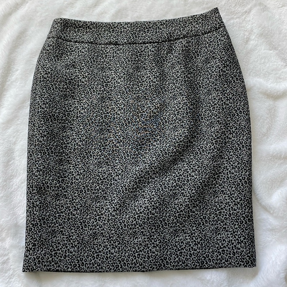 Ann Taylor gray leopard skirt Size 4P
